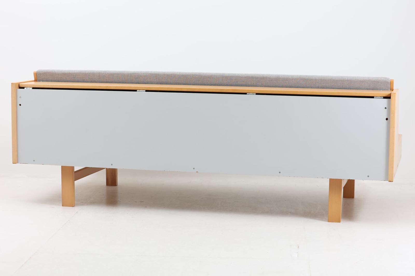 北欧より買い付けたGETAmA社製デイベッドです。学生寮の為にデザインされた物で、無駄な装飾を省いたフレキシブルなソファです。名前の通り、背もたれを上げるとベッドになります。GETAmA社は元々ベッドメーカーの為、寝心地も良好です。