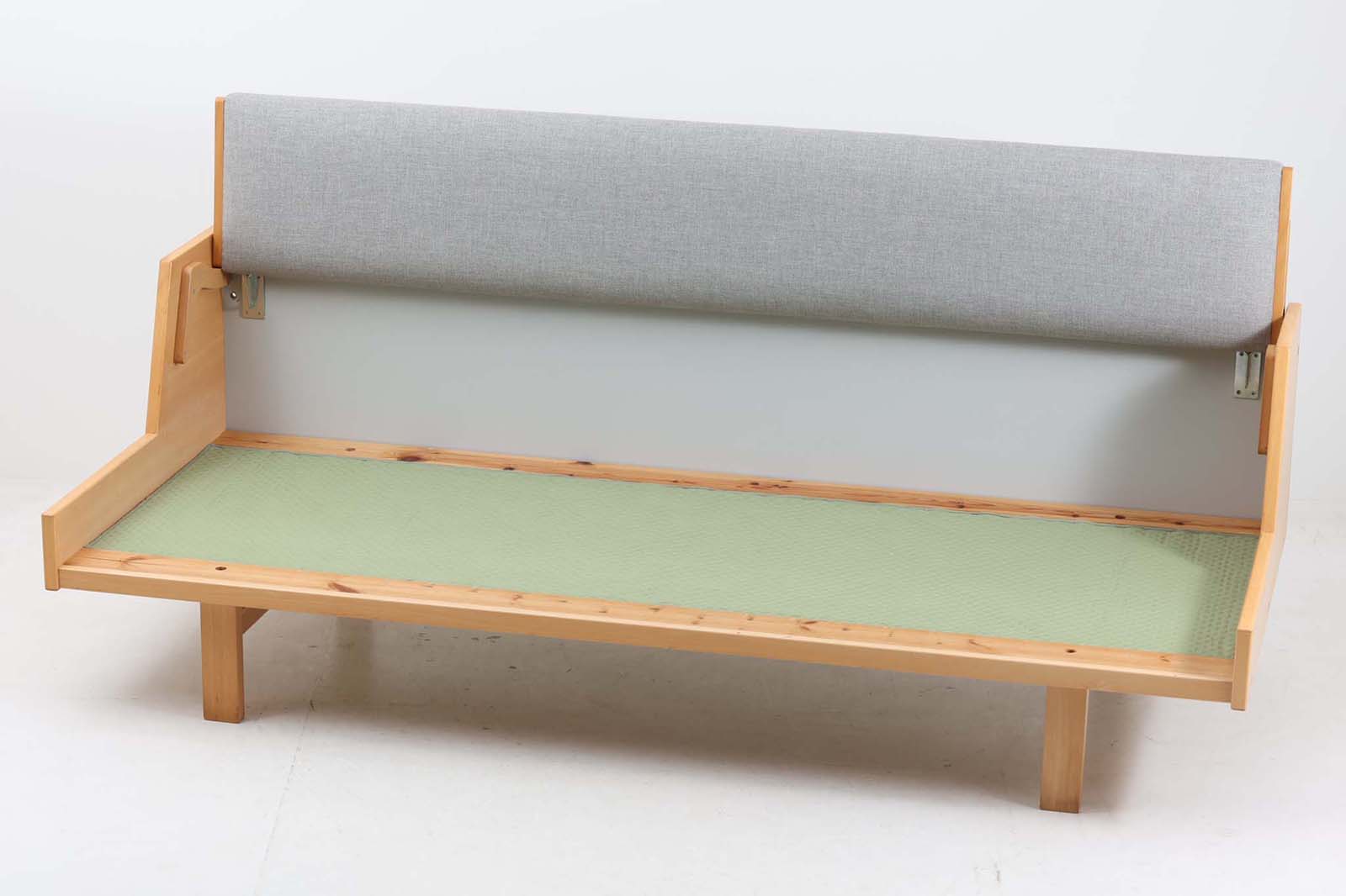 北欧より買い付けたGETAmA社製デイベッドです。学生寮の為にデザインされた物で、無駄な装飾を省いたフレキシブルなソファです。名前の通り、背もたれを上げるとベッドになります。GETAmA社は元々ベッドメーカーの為、寝心地も良好です。