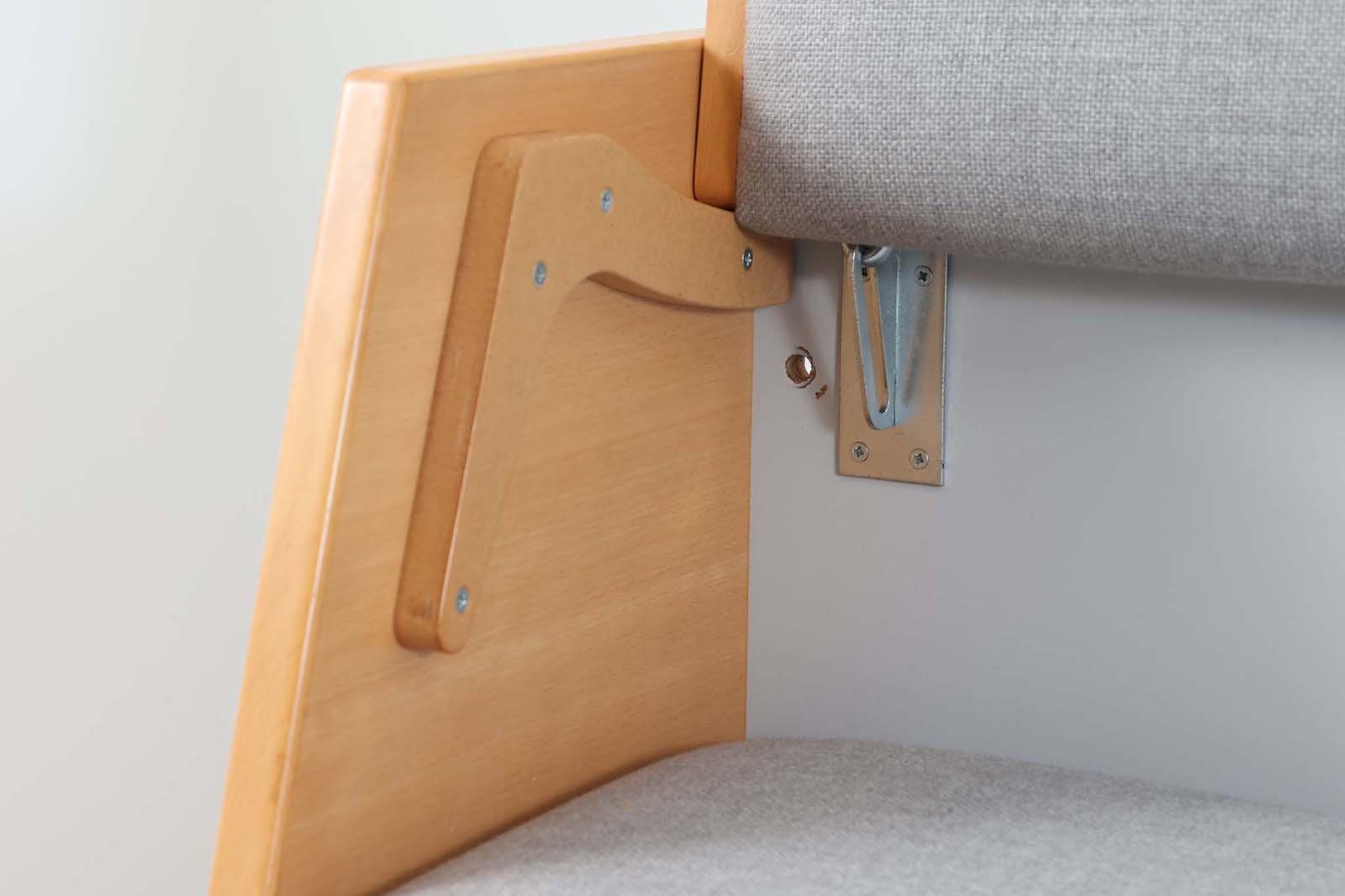 北欧より買い付けたGETAmA社製デイベッドです。学生寮の為にデザインされた物で、無駄な装飾を省いたフレキシブルなソファです。名前の通り、背もたれを上げるとベッドになります。GETAmA社は元々ベッドメーカーの為、寝心地も良好です。