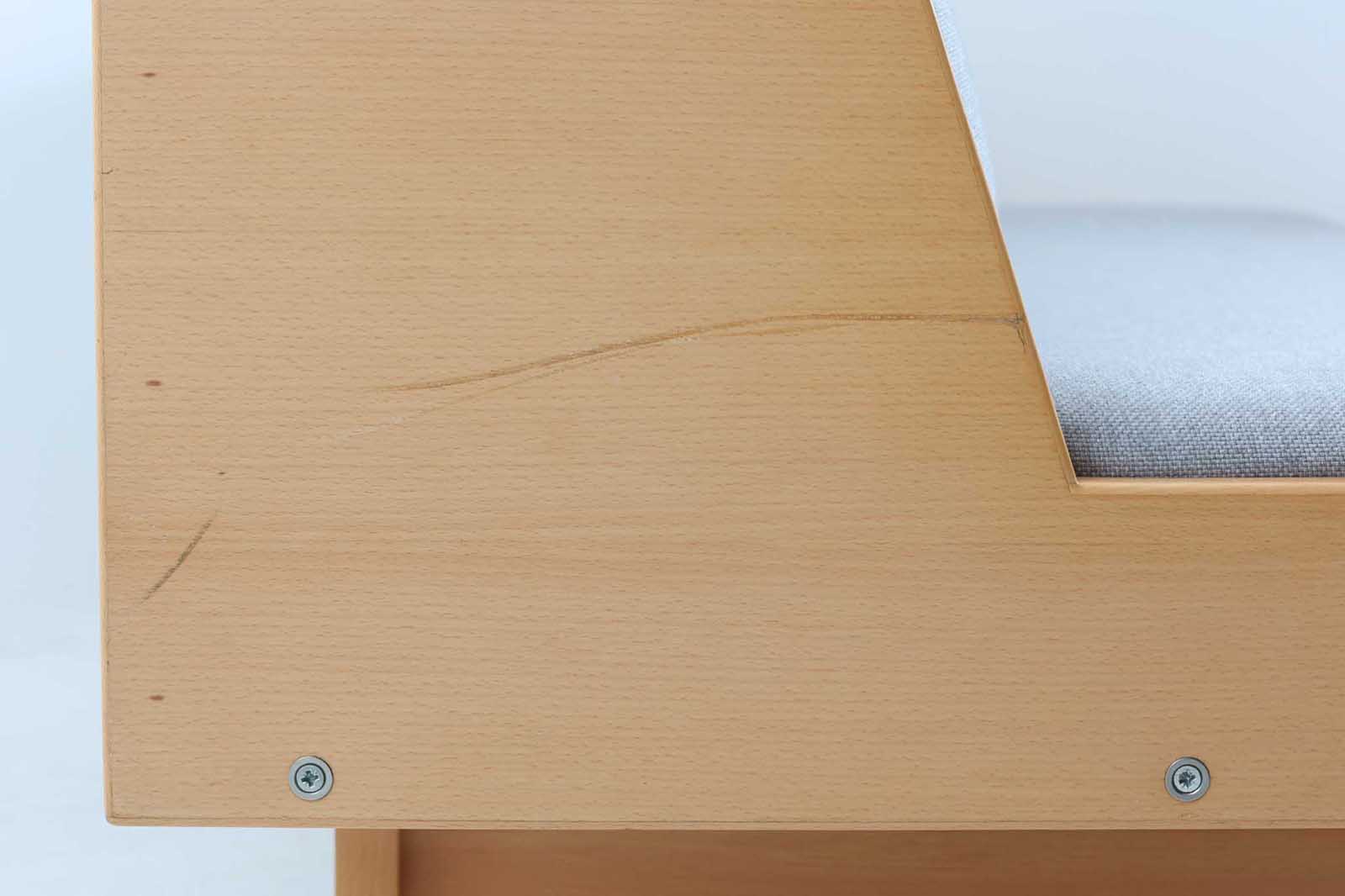 北欧より買い付けたGETAmA社製デイベッドです。学生寮の為にデザインされた物で、無駄な装飾を省いたフレキシブルなソファです。名前の通り、背もたれを上げるとベッドになります。GETAmA社は元々ベッドメーカーの為、寝心地も良好です。