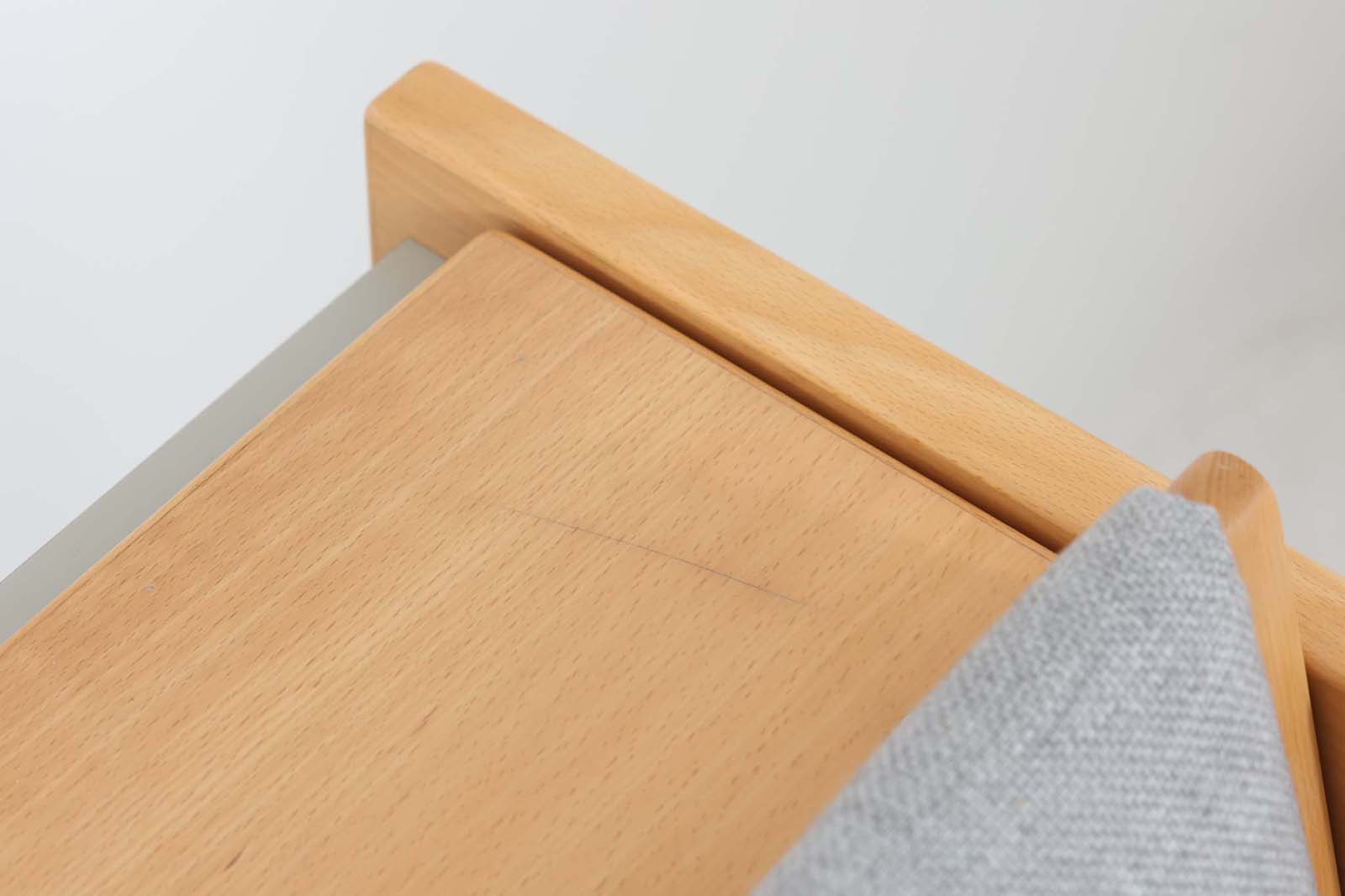 北欧より買い付けたGETAmA社製デイベッドです。学生寮の為にデザインされた物で、無駄な装飾を省いたフレキシブルなソファです。名前の通り、背もたれを上げるとベッドになります。GETAmA社は元々ベッドメーカーの為、寝心地も良好です。