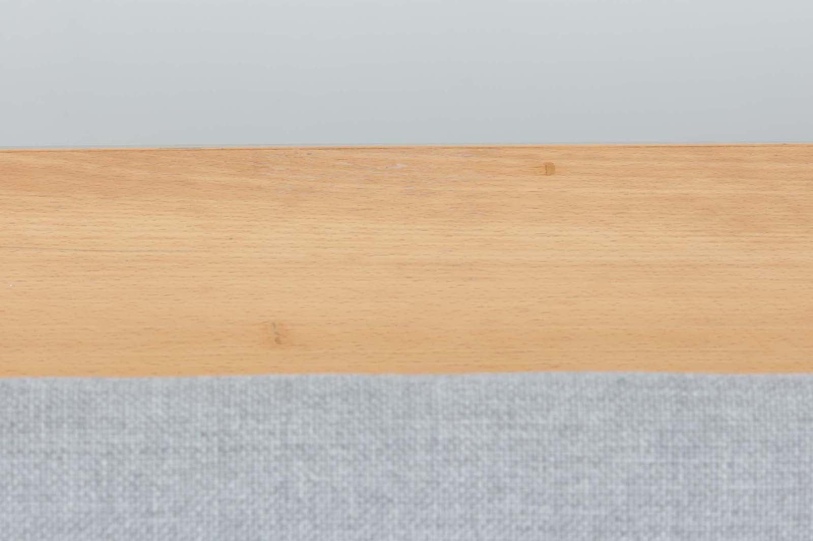 北欧より買い付けたGETAmA社製デイベッドです。学生寮の為にデザインされた物で、無駄な装飾を省いたフレキシブルなソファです。名前の通り、背もたれを上げるとベッドになります。GETAmA社は元々ベッドメーカーの為、寝心地も良好です。