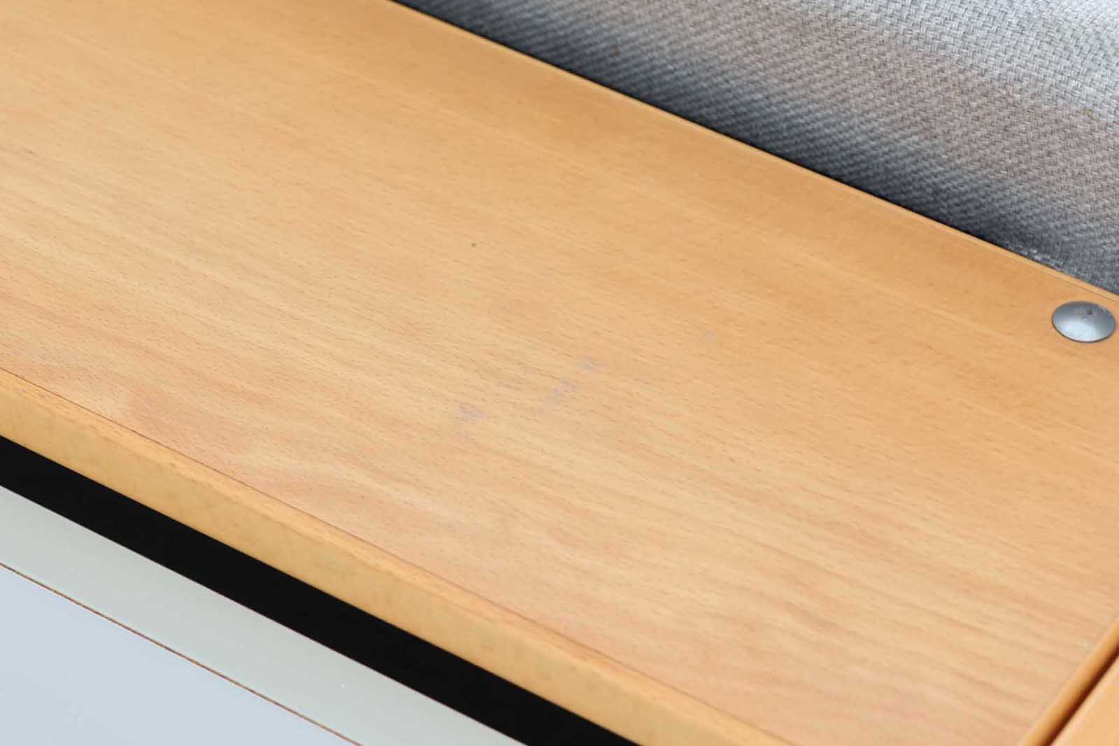 北欧より買い付けたGETAmA社製デイベッドです。学生寮の為にデザインされた物で、無駄な装飾を省いたフレキシブルなソファです。名前の通り、背もたれを上げるとベッドになります。GETAmA社は元々ベッドメーカーの為、寝心地も良好です。