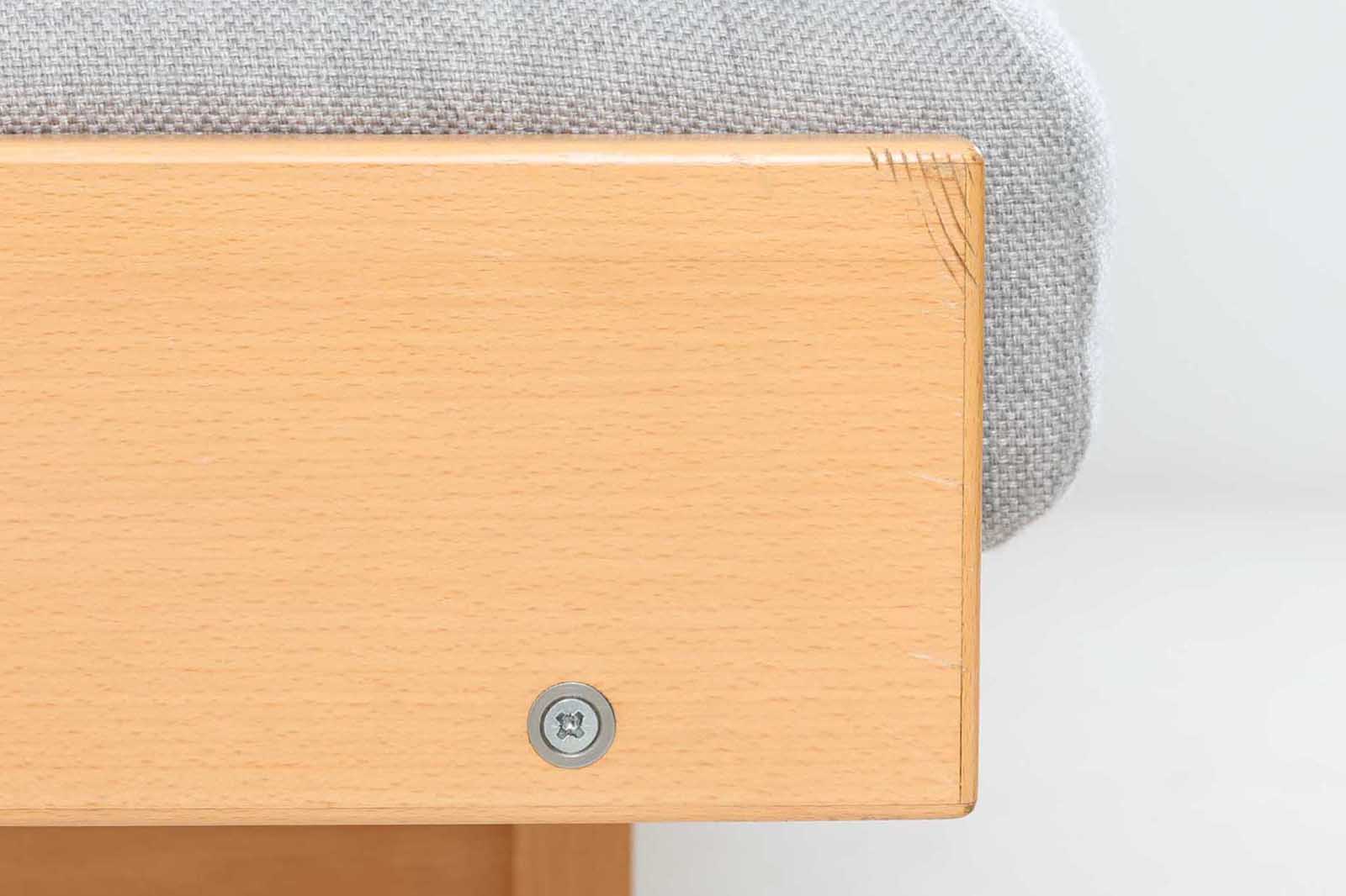 北欧より買い付けたGETAmA社製デイベッドです。学生寮の為にデザインされた物で、無駄な装飾を省いたフレキシブルなソファです。名前の通り、背もたれを上げるとベッドになります。GETAmA社は元々ベッドメーカーの為、寝心地も良好です。