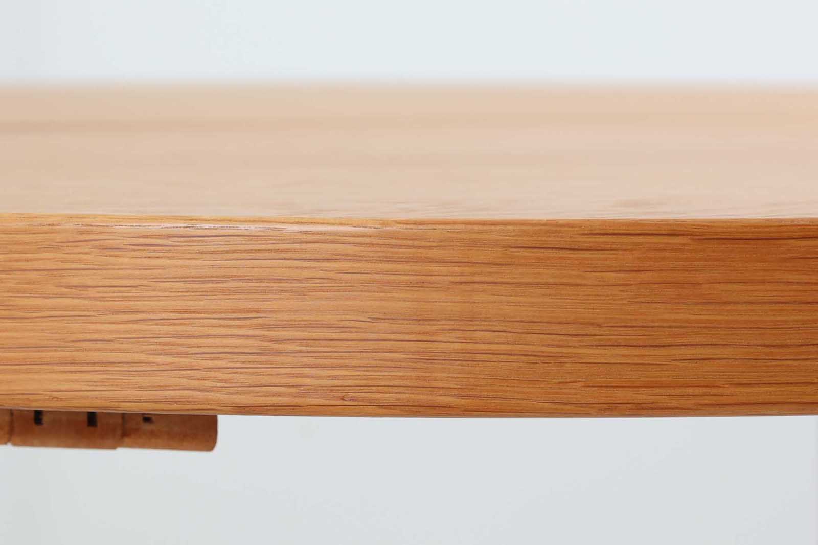 "No42"や"ペーパーナイフ"で有名なカイ・クリスチャンセンのデザインによる、円形のダイニングテーブルです。天板の縁は角が落とされて丸みを帯びており、全体的に柔らかい印象に仕上がっています。ナチュラルな色味の良質なオーク材が使用されています。急な来客時にも対応できるエクステンションタイプです。拡張板が2枚付属します。