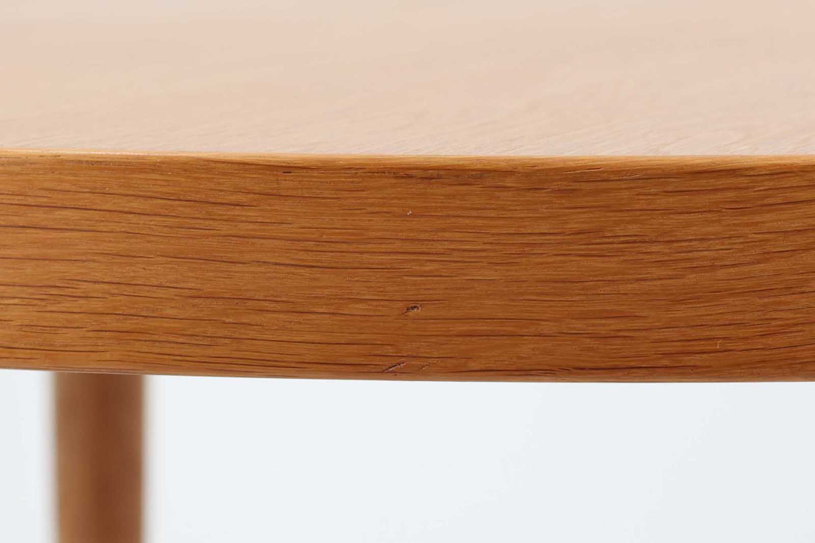 "No42"や"ペーパーナイフ"で有名なカイ・クリスチャンセンのデザインによる、円形のダイニングテーブルです。天板の縁は角が落とされて丸みを帯びており、全体的に柔らかい印象に仕上がっています。ナチュラルな色味の良質なオーク材が使用されています。急な来客時にも対応できるエクステンションタイプです。拡張板が2枚付属します。