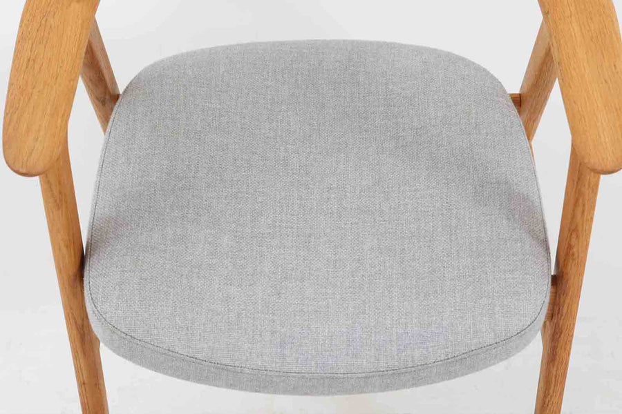 ErikKirkegaardデザインによるアームチェアです。厚みのある座面と背もたれは座り心地も良く安定感のある名作椅子です。