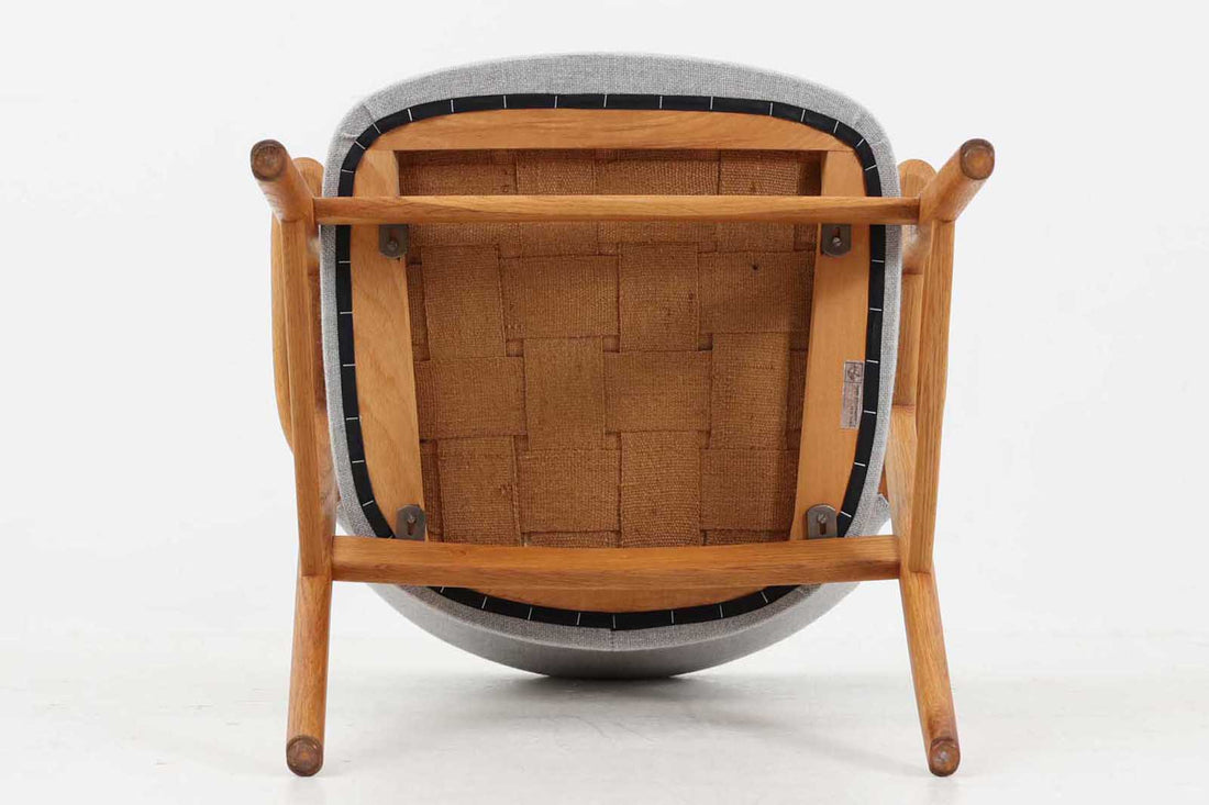 ErikKirkegaardデザインによるアームチェアです。厚みのある座面と背もたれは座り心地も良く安定感のある名作椅子です。