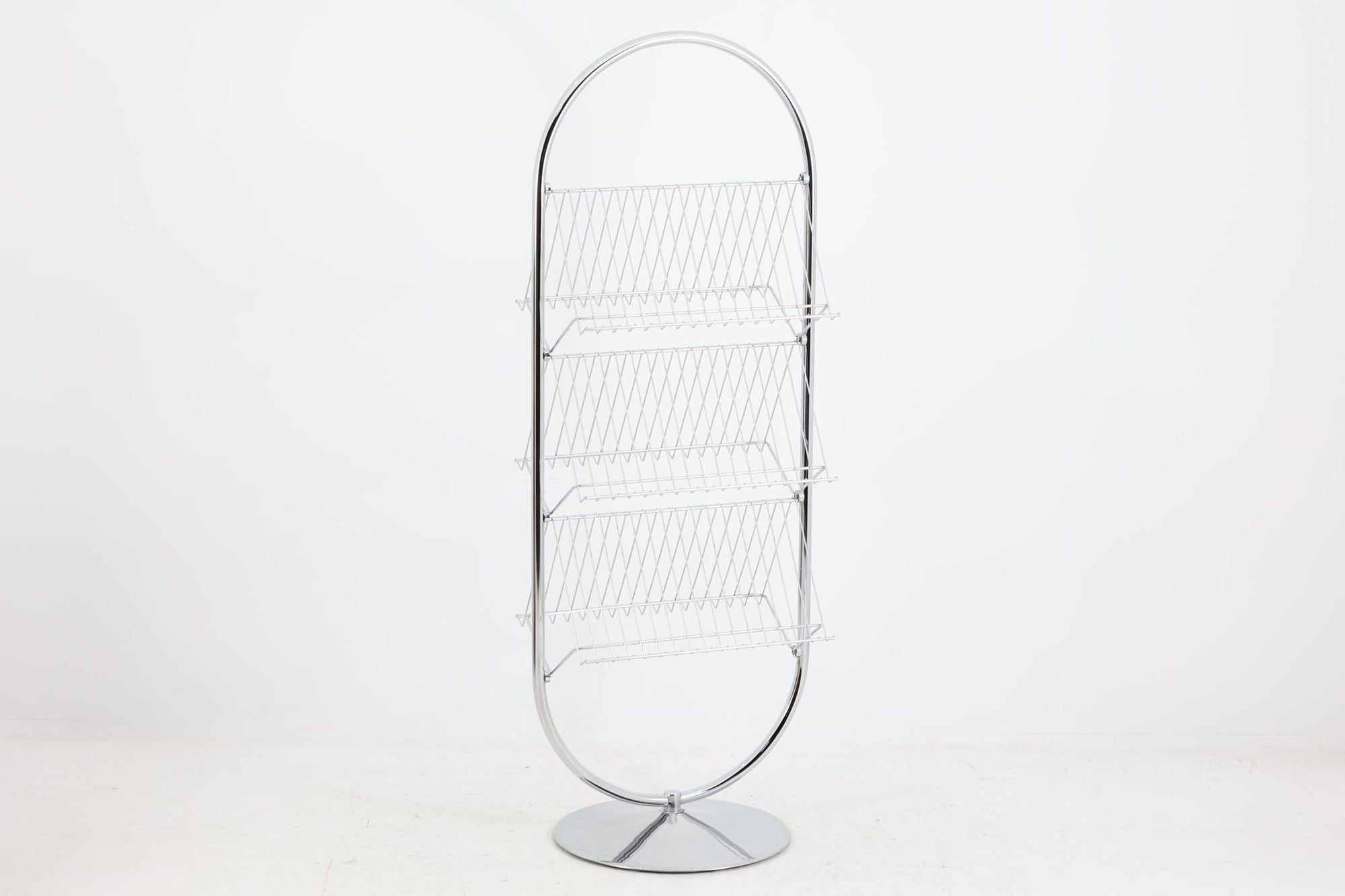 1973年にVernerPantonによってデザインされたモデルで、FritzHansen社によって製造されていましたが、現在は廃盤となっている様です。本体は回転せず固定式となります。