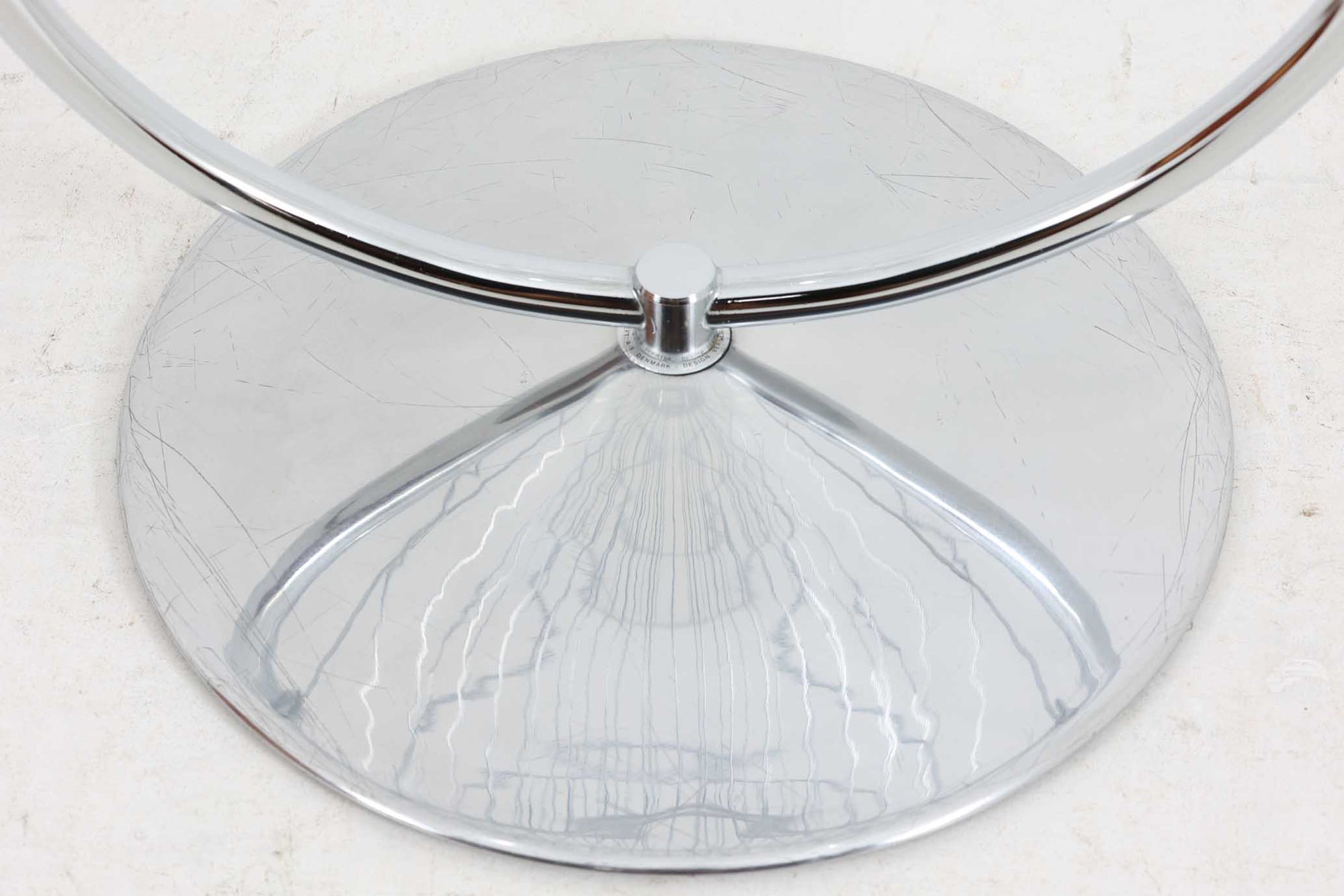 1973年にVernerPantonによってデザインされたモデルで、FritzHansen社によって製造されていましたが、現在は廃盤となっている様です。本体は回転せず固定式となります。