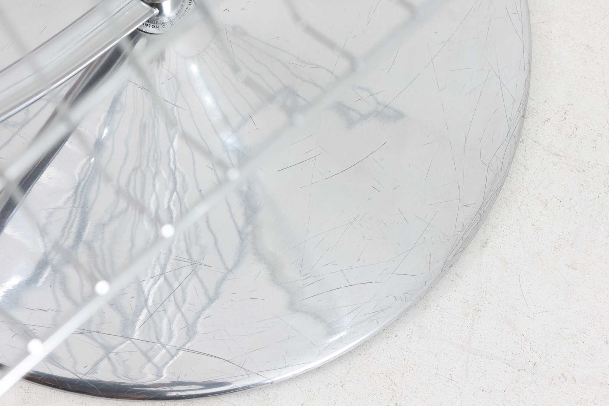 1973年にVernerPantonによってデザインされたモデルで、FritzHansen社によって製造されていましたが、現在は廃盤となっている様です。本体は回転せず固定式となります。