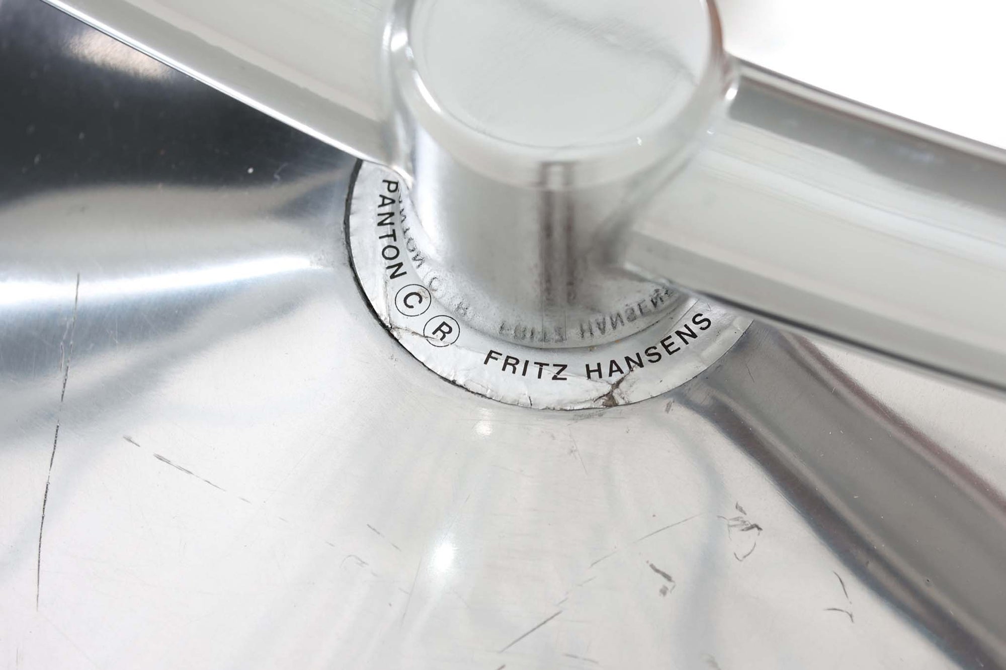 1973年にVernerPantonによってデザインされたモデルで、FritzHansen社によって製造されていましたが、現在は廃盤となっている様です。本体は回転せず固定式となります。