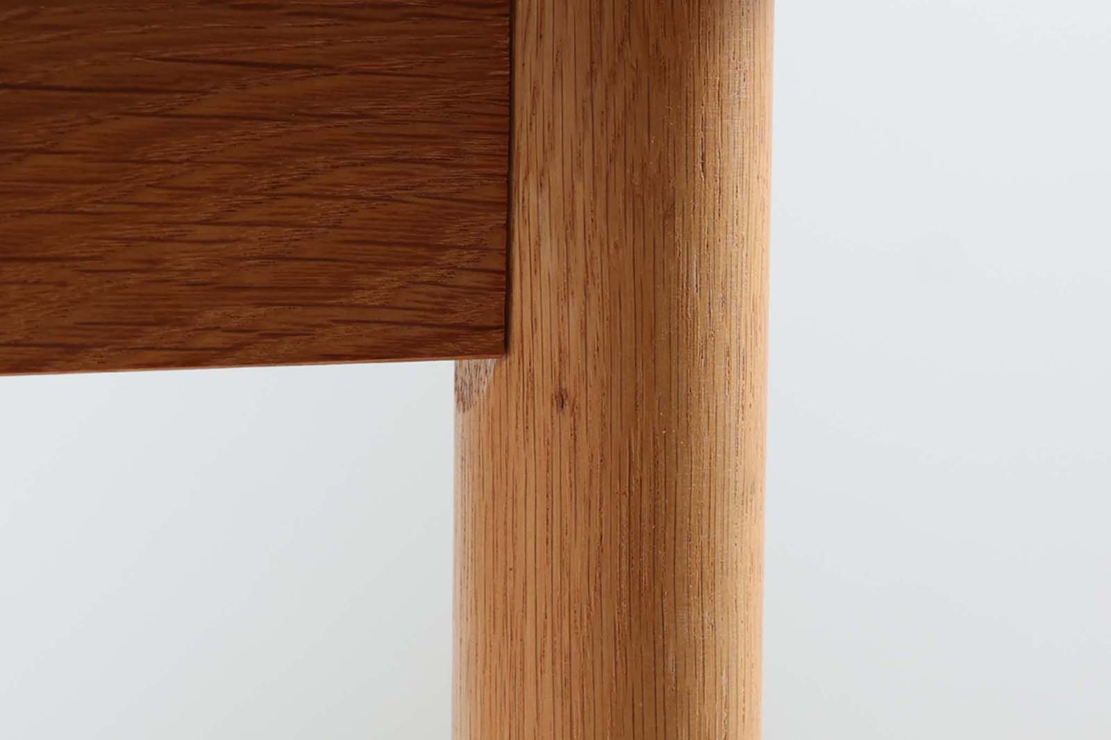 北欧より買い付けました。エクステンションタイプのダイニングテーブルで、オーク材が使用された物は以外と見かけません。良質なオーク材が天板と脚に使用されておりナチュラルな温かみのある雰囲気です。