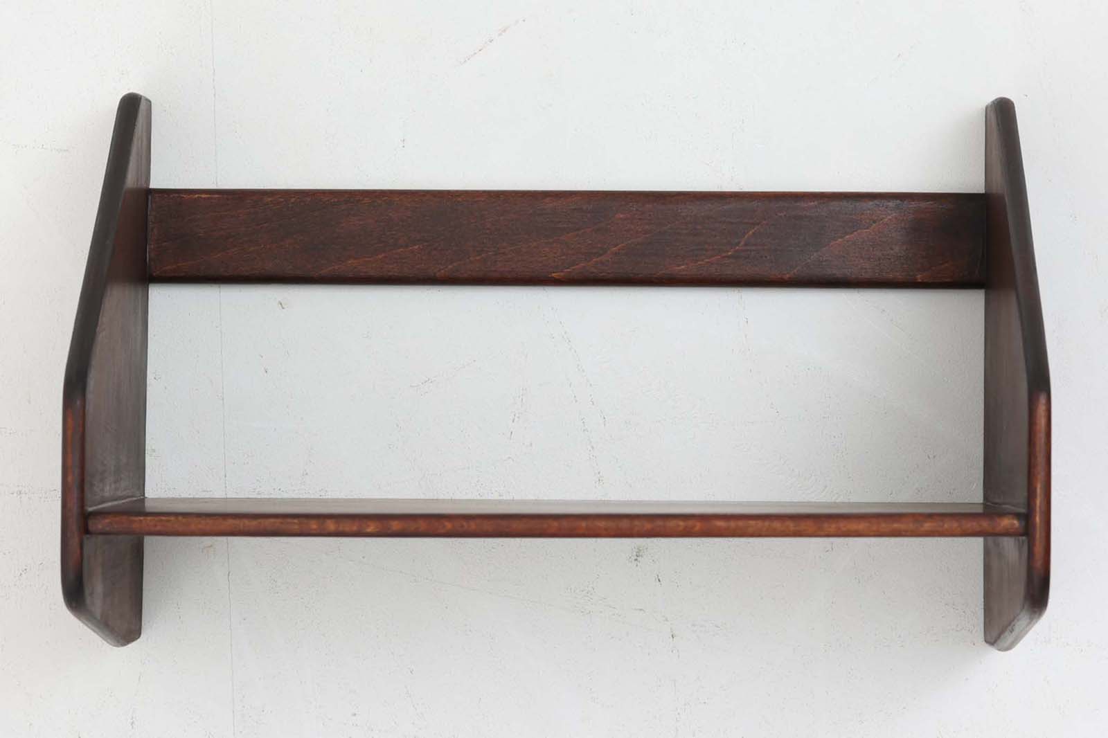 色濃く着色(ステイン)されたビーチ材が使用されたシンプルな壁掛けシェルフです。"Wegner"によってデザインされ、"RYmobler社"によって製造された当時の物です。