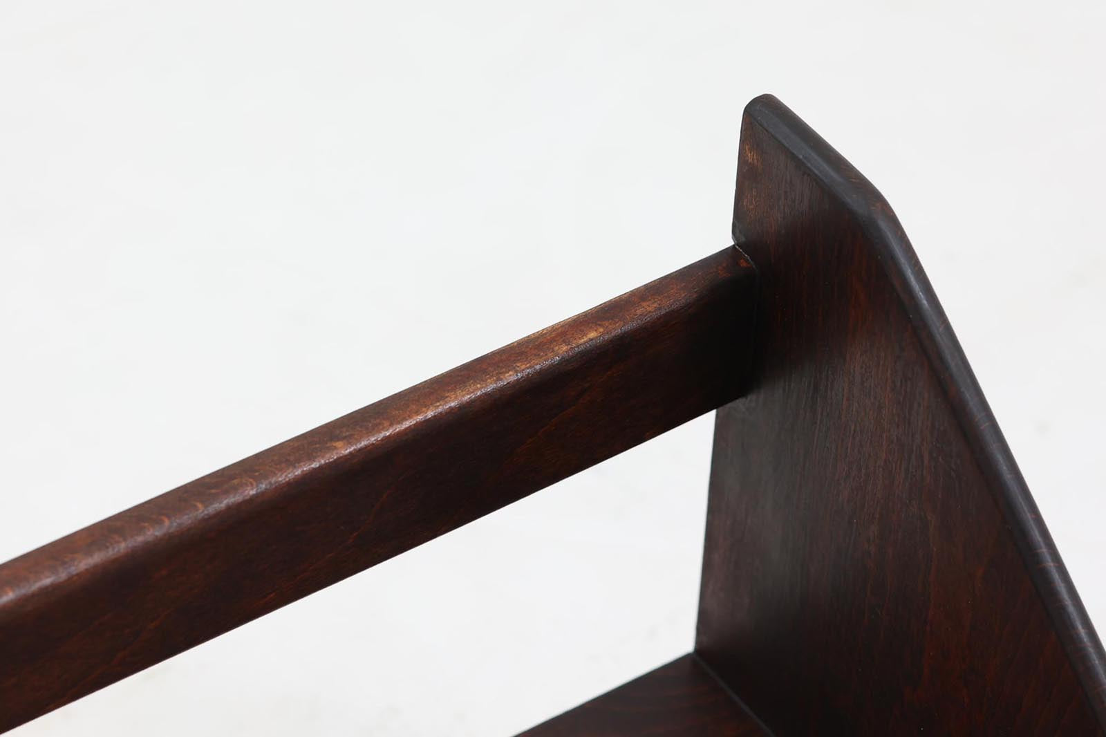 色濃く着色(ステイン)されたビーチ材が使用されたシンプルな壁掛けシェルフです。"Wegner"によってデザインされ、"RYmobler社"によって製造された当時の物です。