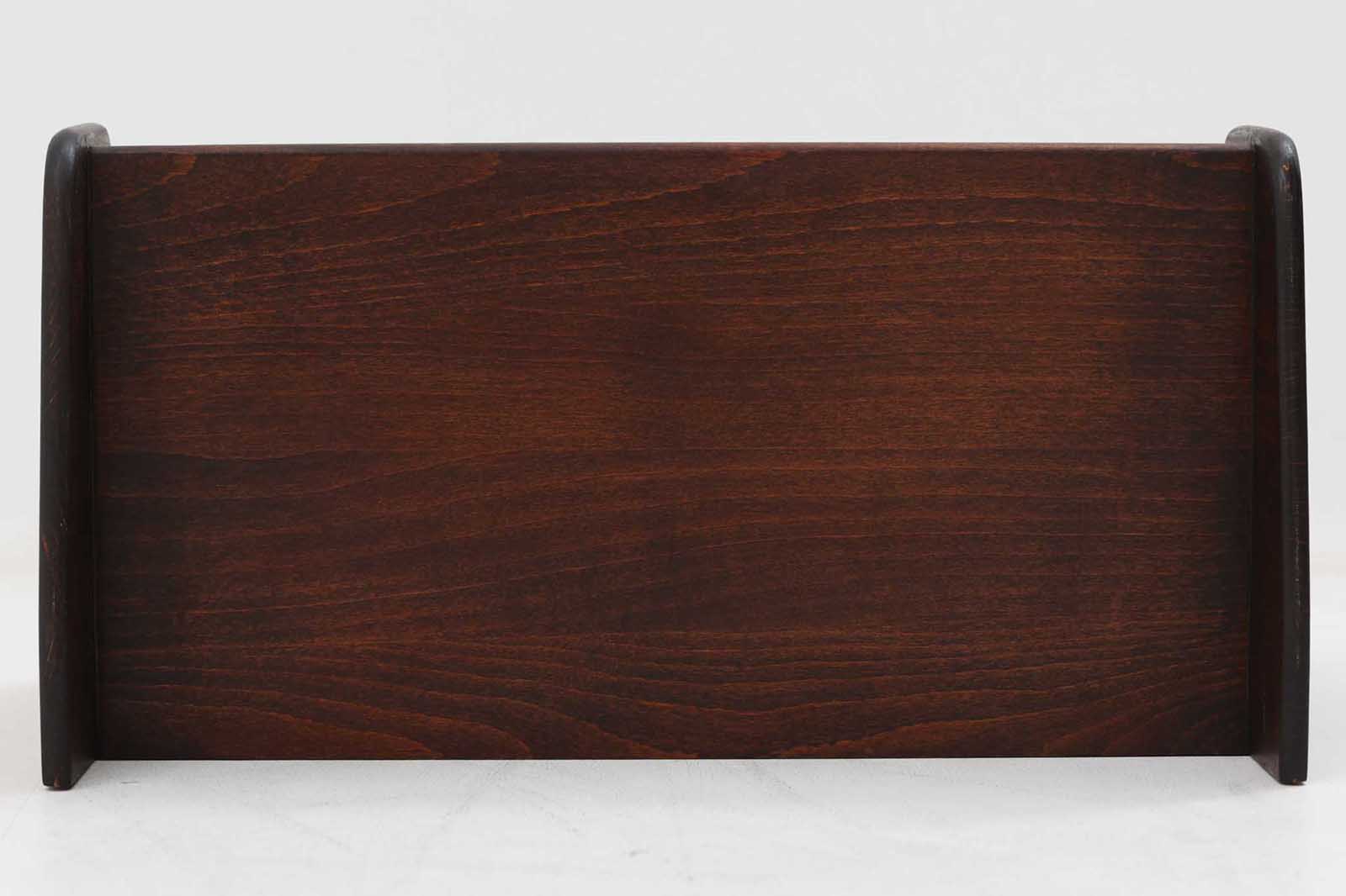 色濃く着色(ステイン)されたビーチ材が使用されたシンプルな壁掛けシェルフです。"Wegner"によってデザインされ、"RYmobler社"によって製造された当時の物です。