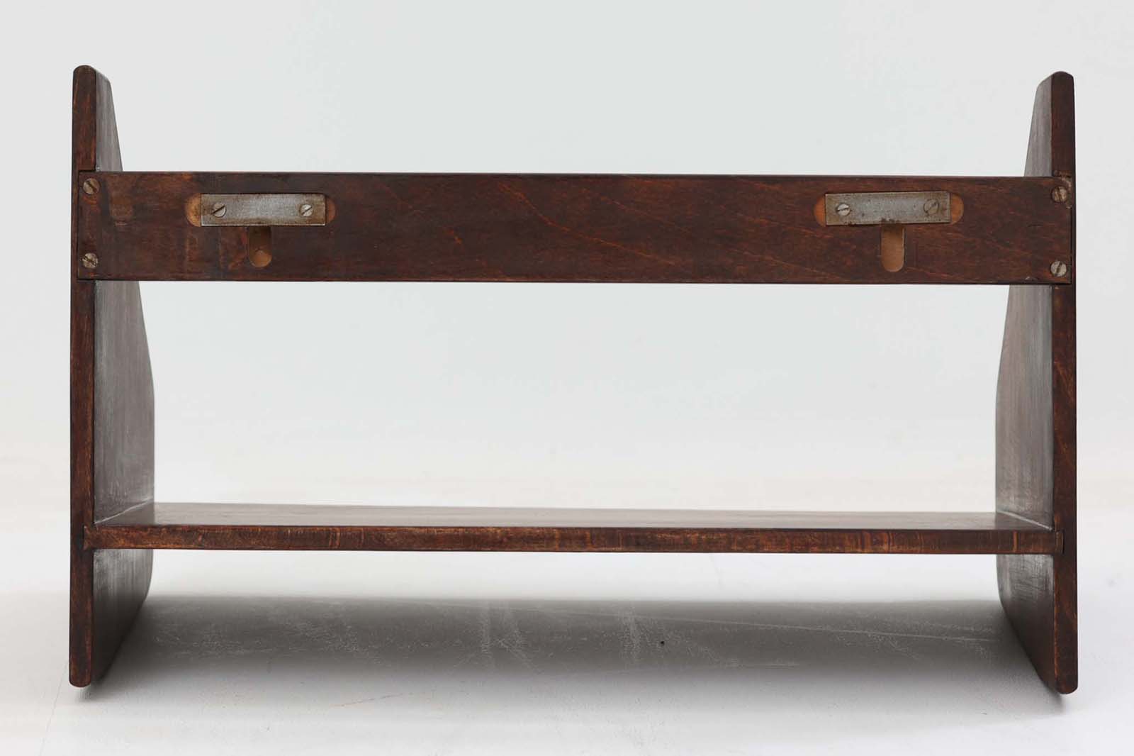 色濃く着色(ステイン)されたビーチ材が使用されたシンプルな壁掛けシェルフです。"Wegner"によってデザインされ、"RYmobler社"によって製造された当時の物です。