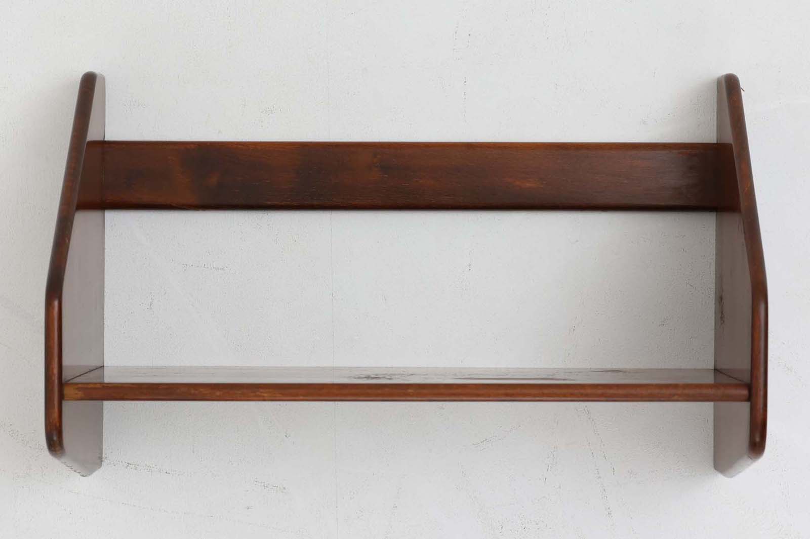 色濃く着色(ステイン)されたビーチ材が使用されたシンプルな壁掛けシェルフです。"Wegner"によってデザインされ、"RYmobler社"によって製造された当時の物です。