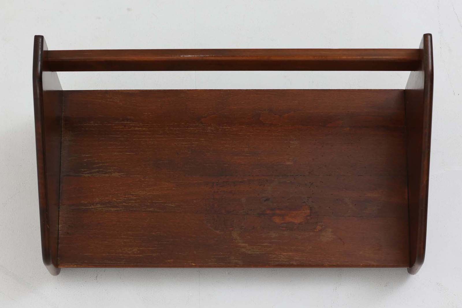 色濃く着色(ステイン)されたビーチ材が使用されたシンプルな壁掛けシェルフです。"Wegner"によってデザインされ、"RYmobler社"によって製造された当時の物です。