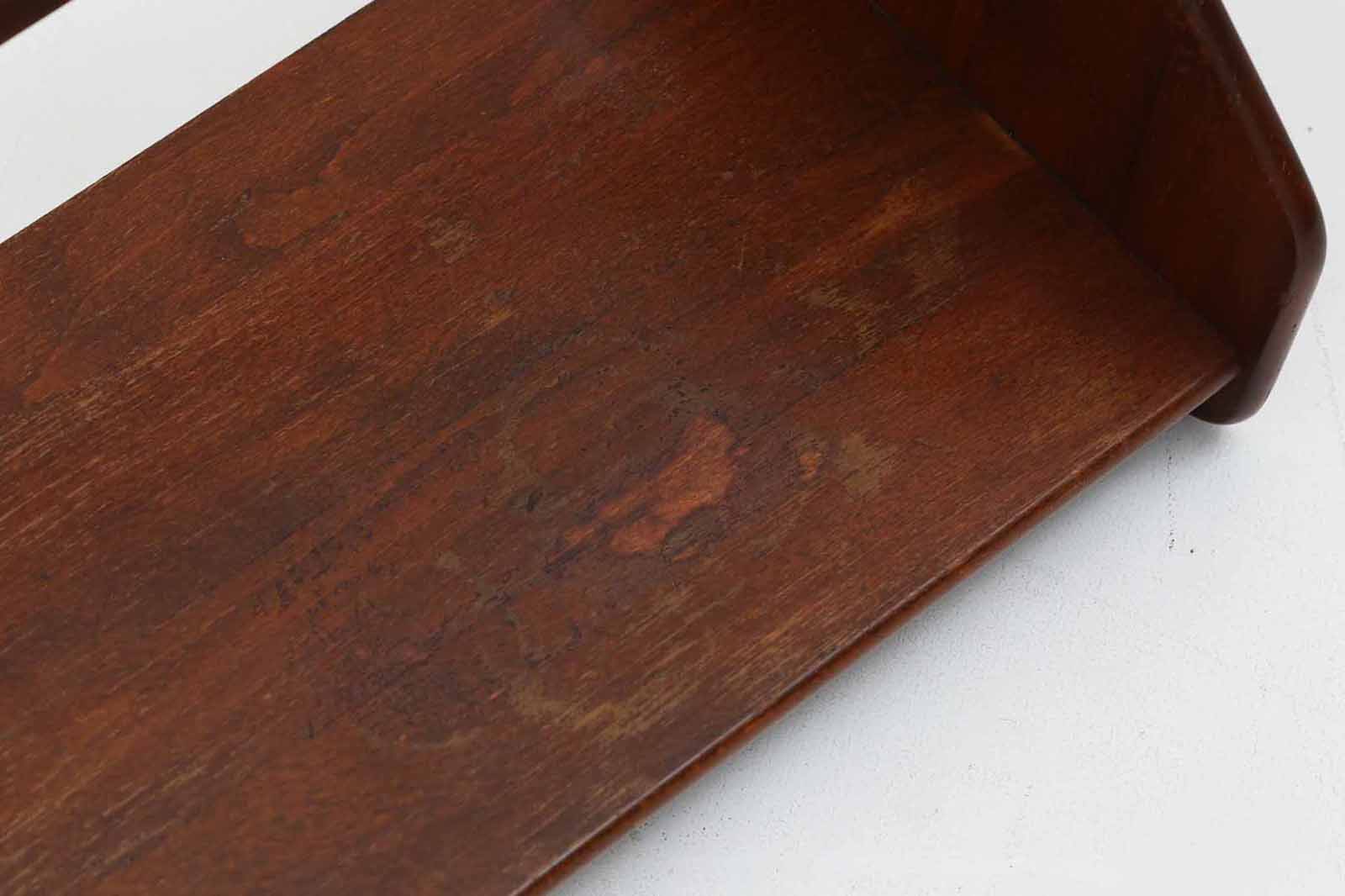 色濃く着色(ステイン)されたビーチ材が使用されたシンプルな壁掛けシェルフです。"Wegner"によってデザインされ、"RYmobler社"によって製造された当時の物です。