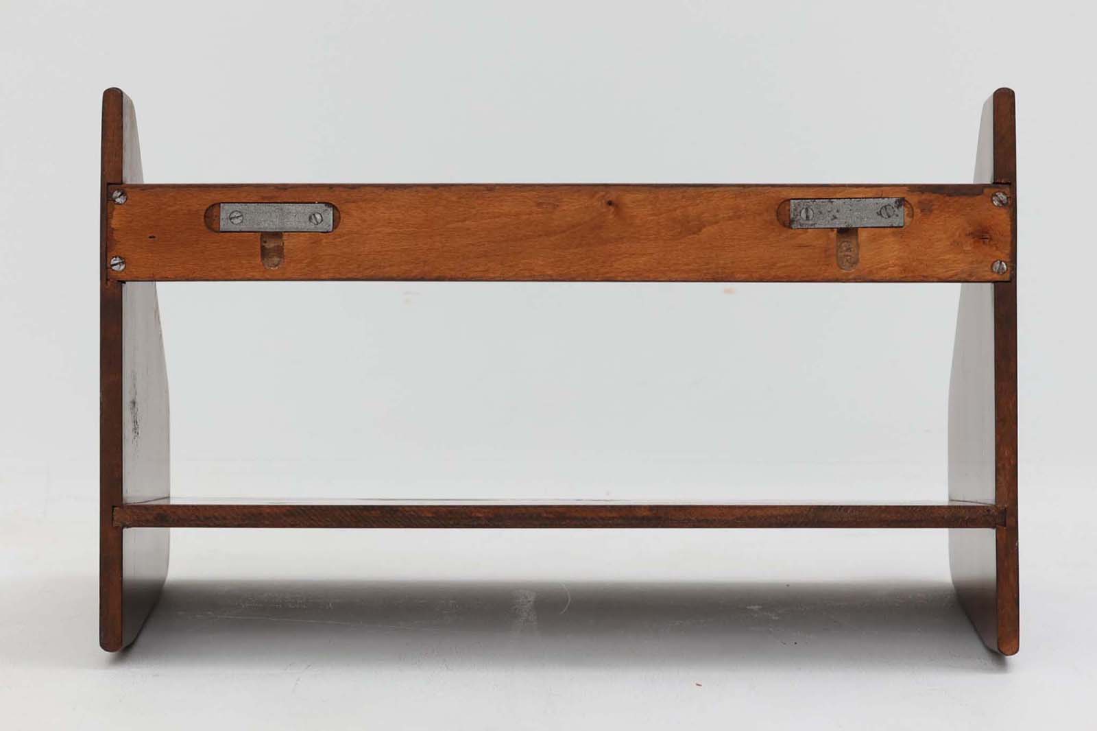 色濃く着色(ステイン)されたビーチ材が使用されたシンプルな壁掛けシェルフです。"Wegner"によってデザインされ、"RYmobler社"によって製造された当時の物です。