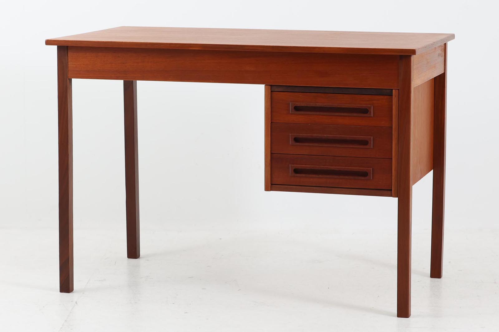 小ぶりな片袖デスクです。お子様の学習机としてもお使い頂けます。良質なチーク材が使用されており、綺麗な木目が特徴的です。