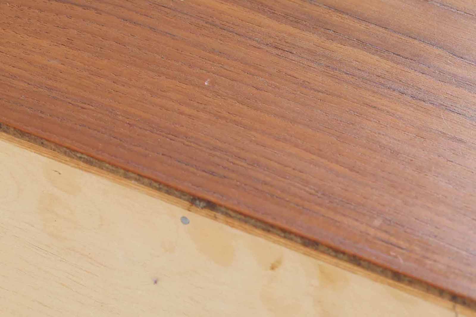 デンマークより買い付けたスモールキャビネットです。小ぶりながらも引き出し3杯と鍵付きの扉が付いた使い勝手の良い珍しいデザインです。チーク材の本体とナチュラルな色味のビーチ材の脚の組み合わせも素敵です。