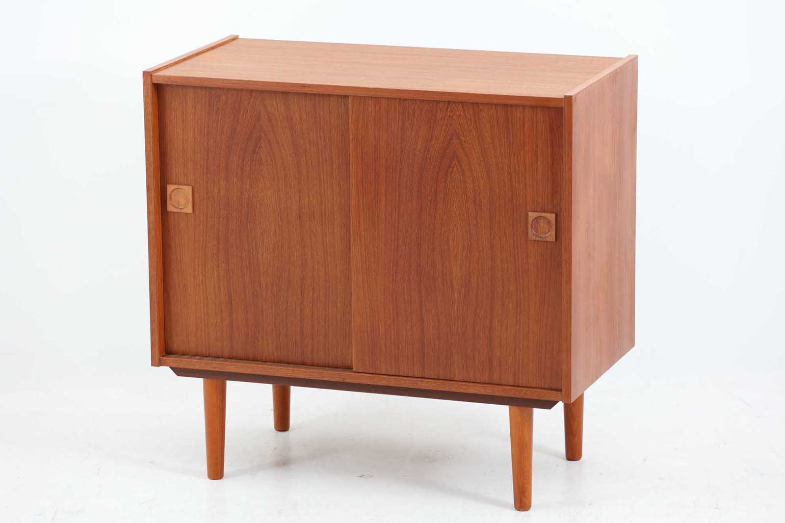 北欧より買い付けたローボードです。シンプルなフォルムで、良質なチーク材が使用されており、暖かみのある木肌が魅力的です。