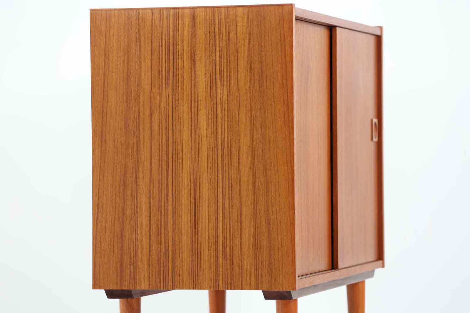 北欧より買い付けたローボードです。シンプルなフォルムで、良質なチーク材が使用されており、暖かみのある木肌が魅力的です。