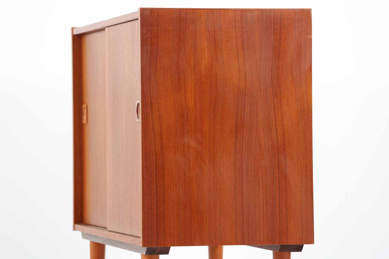 北欧より買い付けたローボードです。シンプルなフォルムで、良質なチーク材が使用されており、暖かみのある木肌が魅力的です。