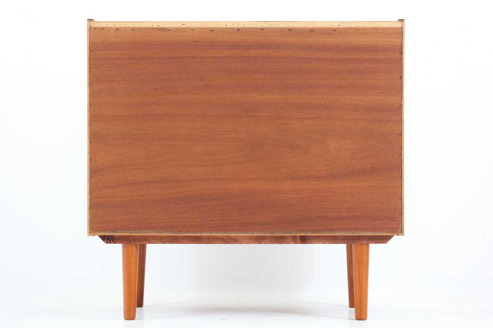 北欧より買い付けたローボードです。シンプルなフォルムで、良質なチーク材が使用されており、暖かみのある木肌が魅力的です。