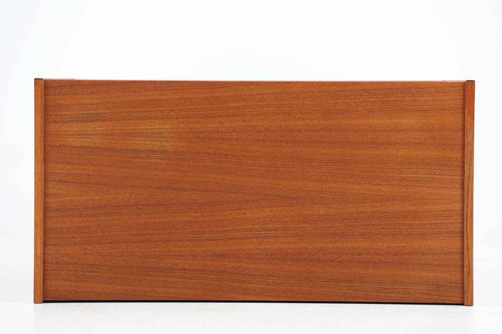 北欧より買い付けたローボードです。シンプルなフォルムで、良質なチーク材が使用されており、暖かみのある木肌が魅力的です。