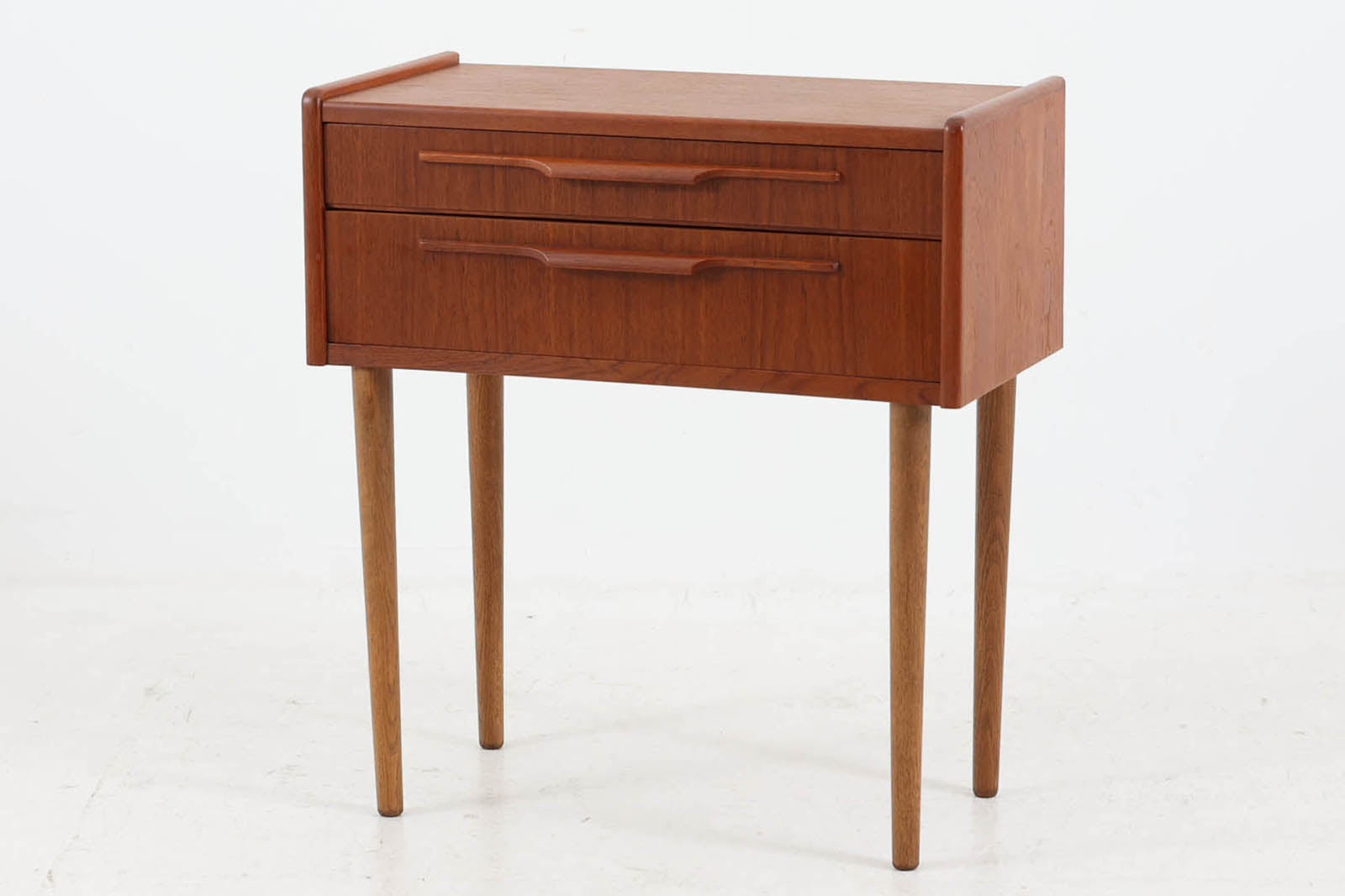 北欧より買い付けた2段チェストです。本体には良質なチーク材が使用されています。すっきりとした長めの脚はスタイリッシュな印象です。チーク材とオーク材の脚の組み合わせも素敵です。