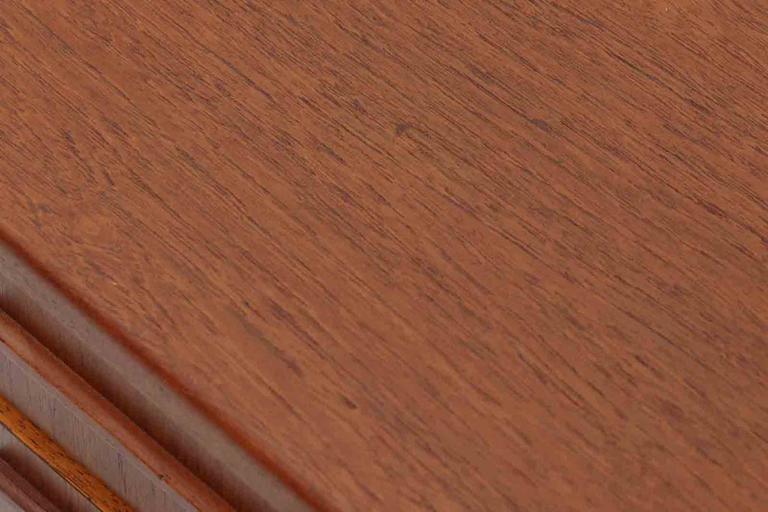 北欧より買い付けた2段チェストです。本体には良質なチーク材が使用されています。すっきりとした長めの脚はスタイリッシュな印象です。チーク材とオーク材の脚の組み合わせも素敵です。