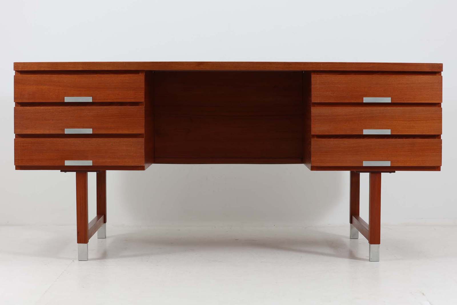 デンマークより買い付けた両袖デスクです。汚れやすい脚先と取手にアルミをジョイントする事で、モダンですっきりとした印象です。バックシェルフもあるためお部屋の真ん中に置いてもご使用いただけます。