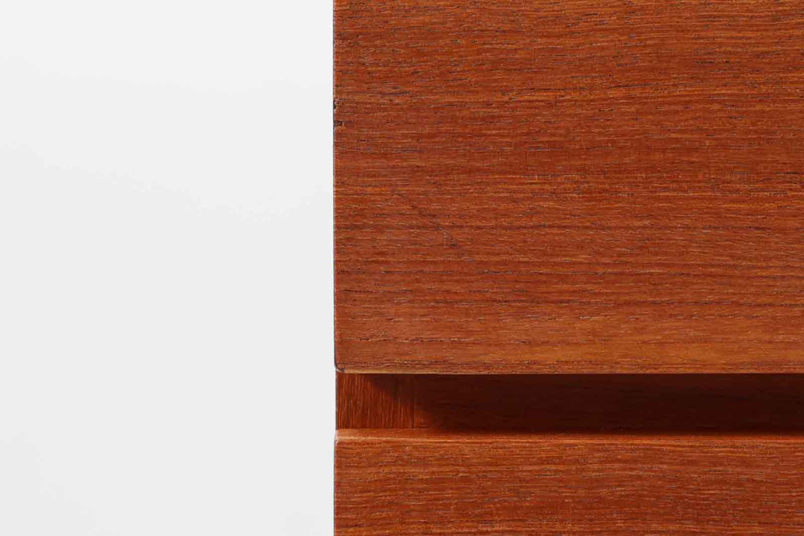 デンマークより買い付けた両袖デスクです。汚れやすい脚先と取手にアルミをジョイントする事で、モダンですっきりとした印象です。バックシェルフもあるためお部屋の真ん中に置いてもご使用いただけます。