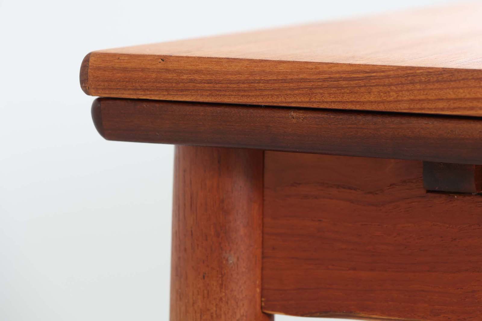 北欧より買い付けたエクステンションダイニングテーブルです。良質なチーク材の綺麗な木目が綺麗です。使用目的によって、さっと天板を広げる事が出来ますので、大変便利です。片方だけ拡張板を広げて使用可能です。