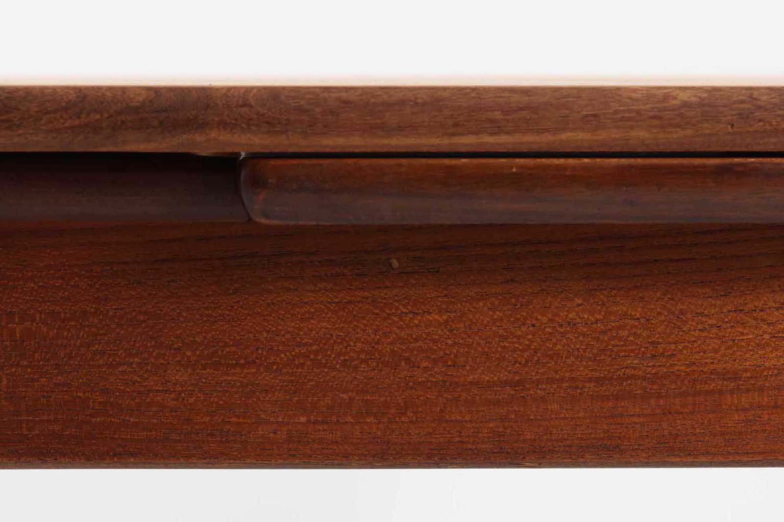 北欧より買い付けたエクステンションダイニングテーブルです。良質なチーク材の綺麗な木目が綺麗です。使用目的によって、さっと天板を広げる事が出来ますので、大変便利です。片方だけ拡張板を広げて使用可能です。