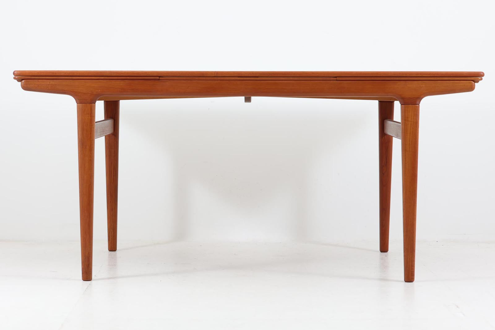 「ヨハネス・アンダーセン」によってデザインされたダイニングテーブルです。良質なチーク材が使用されており、職人によって丁寧に削りだされた滑らかなデザインで非常に高級感が御座います。現地でも人気のある作品です。