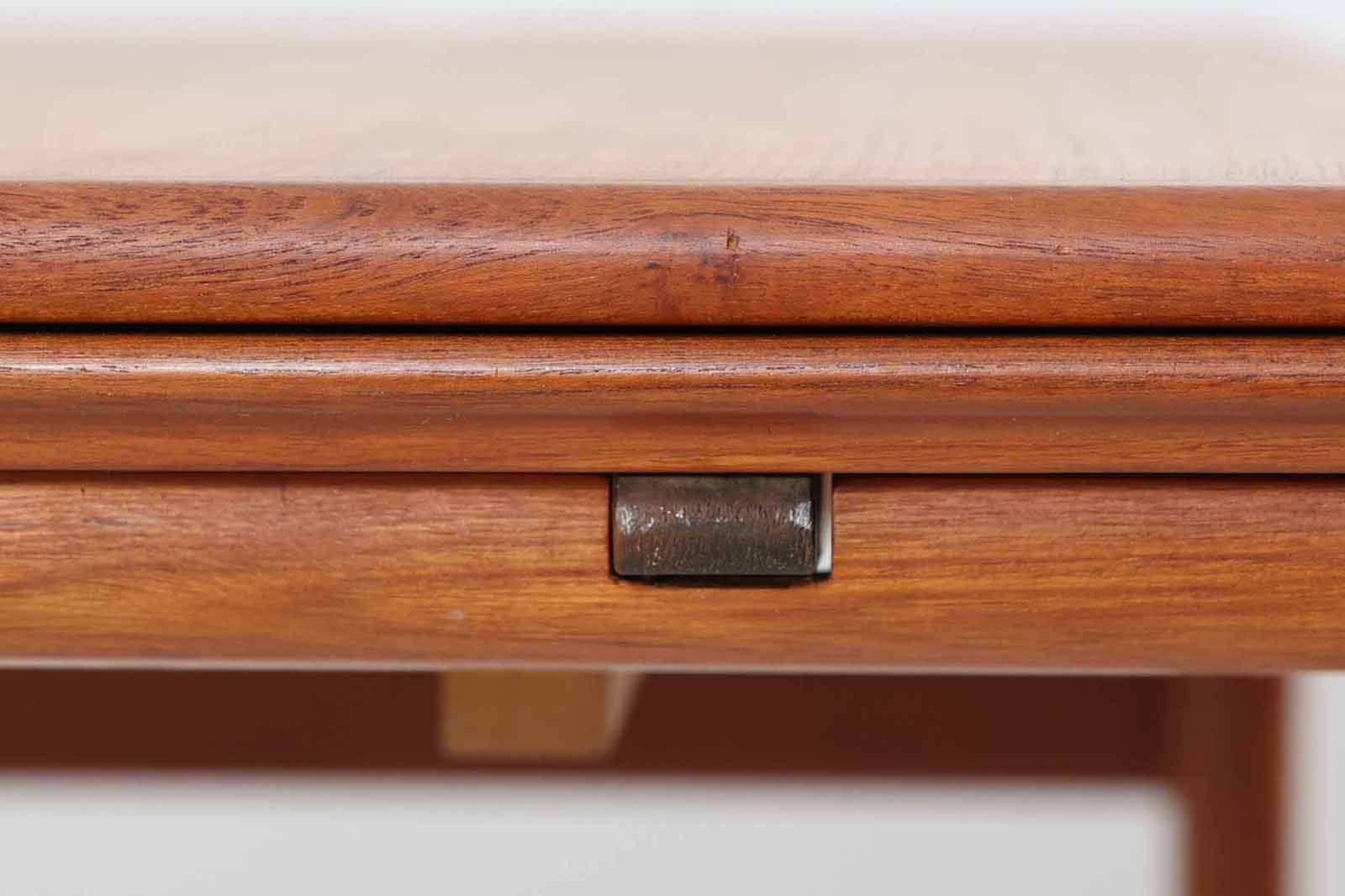 「ヨハネス・アンダーセン」によってデザインされたダイニングテーブルです。良質なチーク材が使用されており、職人によって丁寧に削りだされた滑らかなデザインで非常に高級感が御座います。現地でも人気のある作品です。