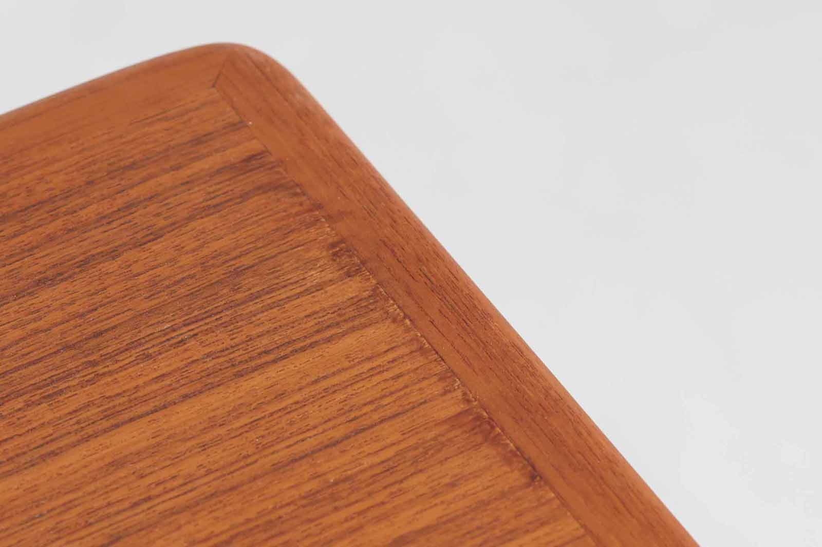 「ヨハネス・アンダーセン」によってデザインされたダイニングテーブルです。良質なチーク材が使用されており、職人によって丁寧に削りだされた滑らかなデザインで非常に高級感が御座います。現地でも人気のある作品です。