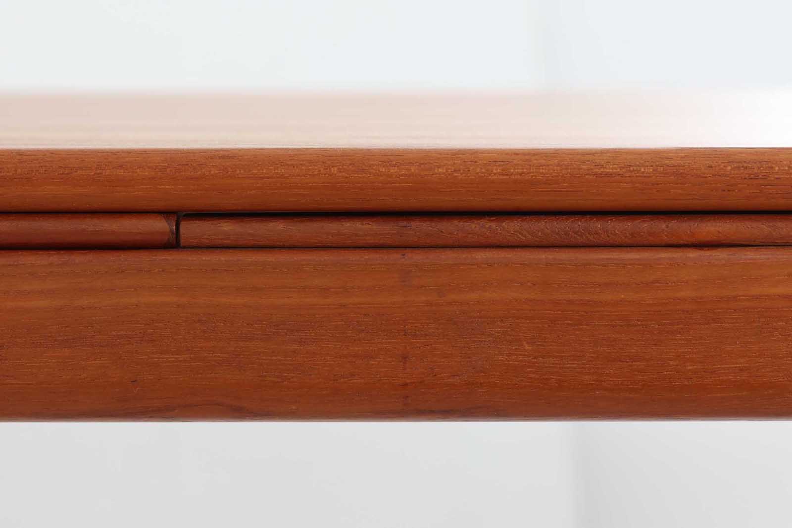 「ヨハネス・アンダーセン」によってデザインされたダイニングテーブルです。良質なチーク材が使用されており、職人によって丁寧に削りだされた滑らかなデザインで非常に高級感が御座います。現地でも人気のある作品です。