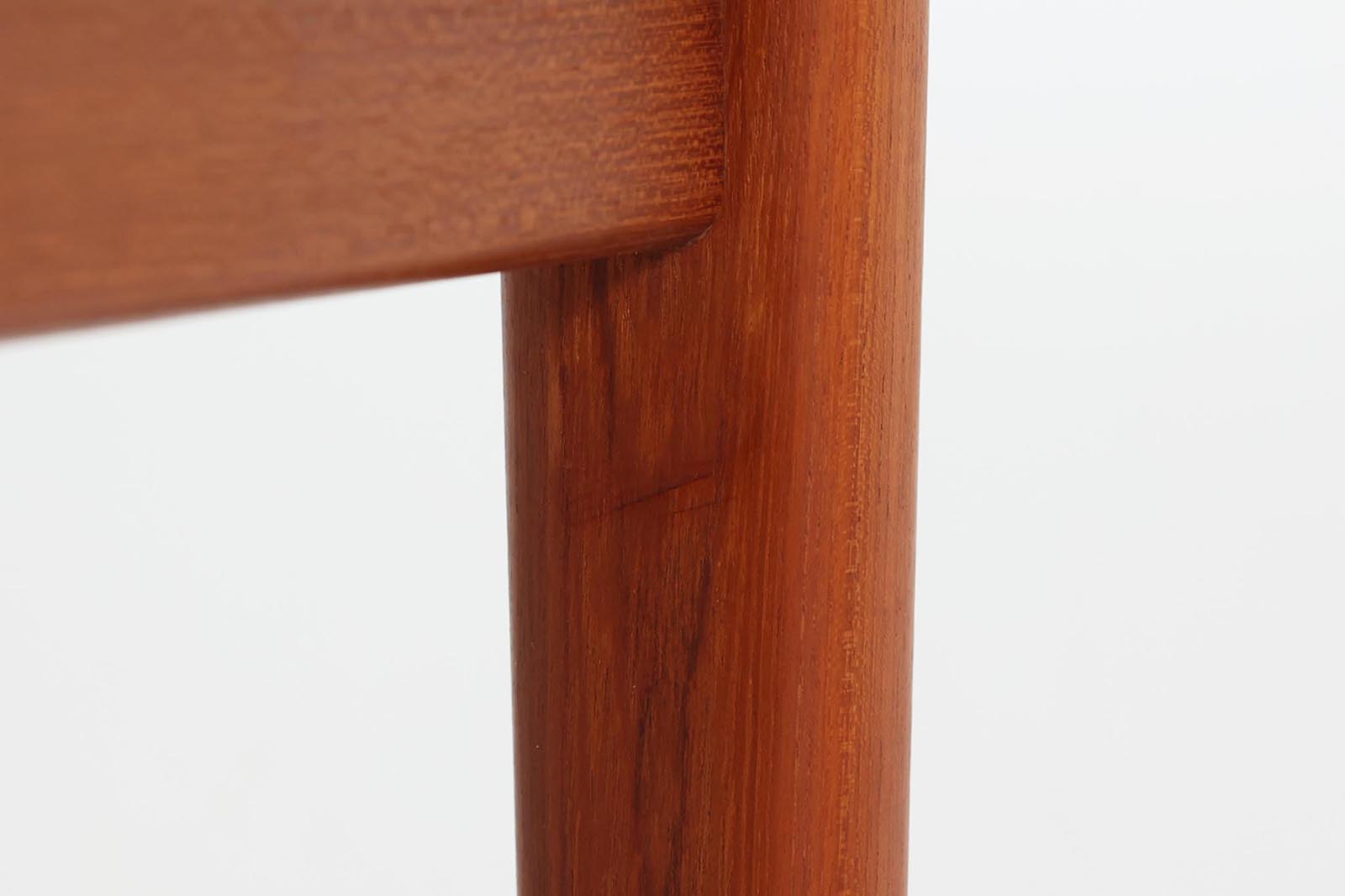 「ヨハネス・アンダーセン」によってデザインされたダイニングテーブルです。良質なチーク材が使用されており、職人によって丁寧に削りだされた滑らかなデザインで非常に高級感が御座います。現地でも人気のある作品です。