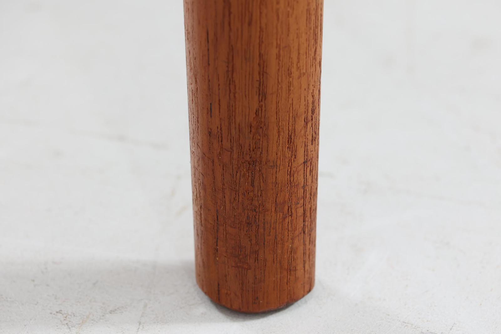 「ヨハネス・アンダーセン」によってデザインされたダイニングテーブルです。良質なチーク材が使用されており、職人によって丁寧に削りだされた滑らかなデザインで非常に高級感が御座います。現地でも人気のある作品です。