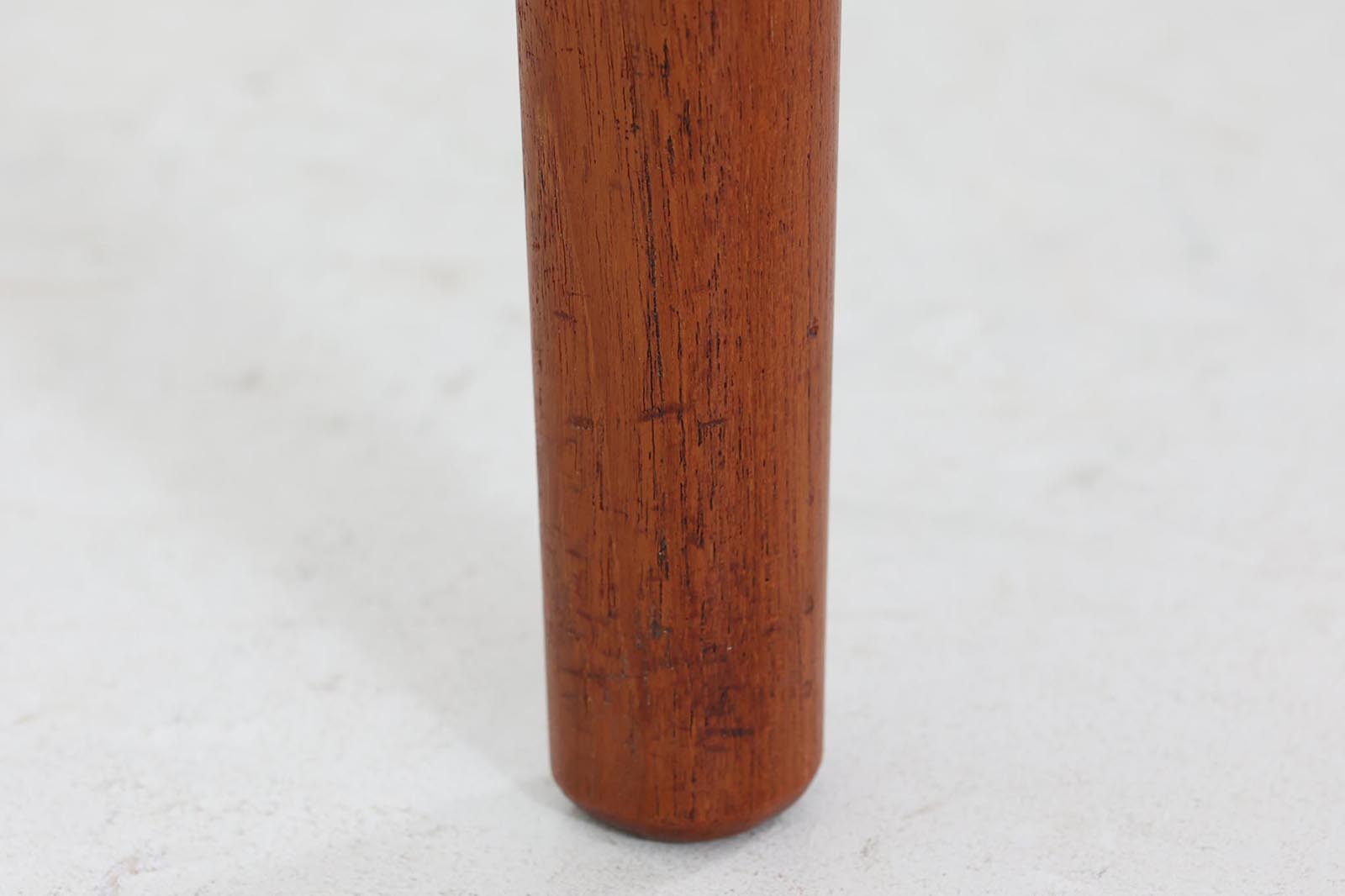 「ヨハネス・アンダーセン」によってデザインされたダイニングテーブルです。良質なチーク材が使用されており、職人によって丁寧に削りだされた滑らかなデザインで非常に高級感が御座います。現地でも人気のある作品です。