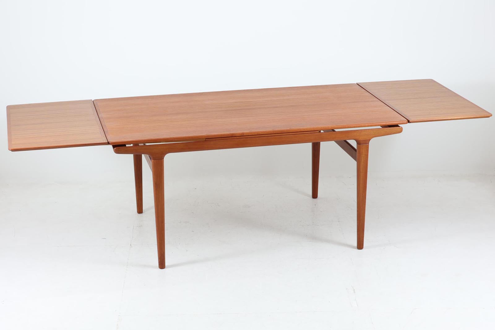 「ヨハネス・アンダーセン」によってデザインされたダイニングテーブルです。良質なチーク材が使用されており、職人によって丁寧に削りだされた滑らかなデザインで非常に高級感が御座います。現地でも人気のある作品です。