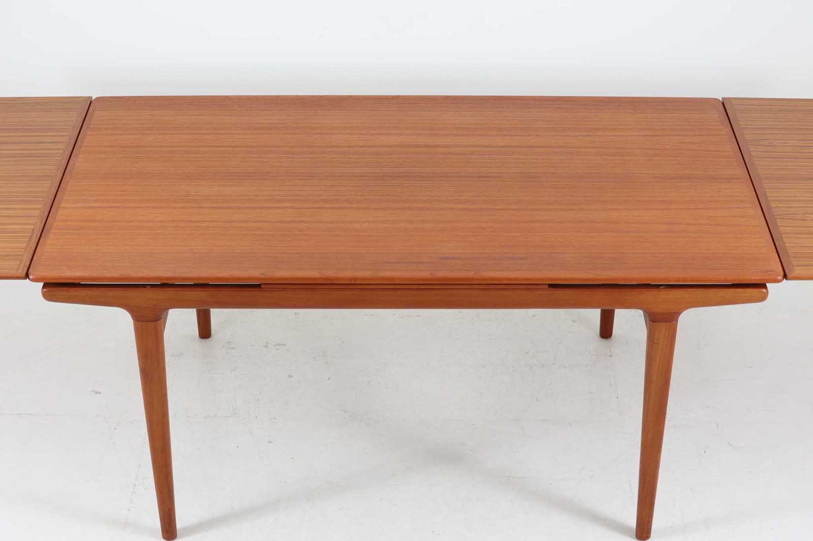 「ヨハネス・アンダーセン」によってデザインされたダイニングテーブルです。良質なチーク材が使用されており、職人によって丁寧に削りだされた滑らかなデザインで非常に高級感が御座います。現地でも人気のある作品です。