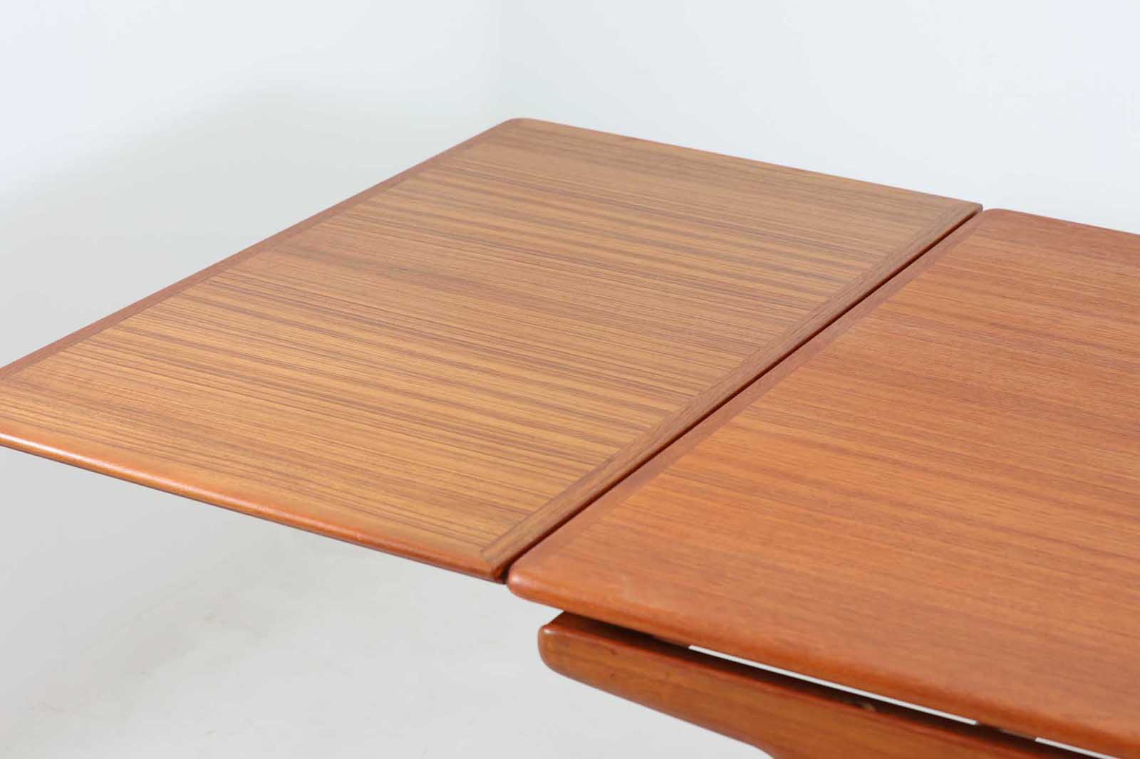 「ヨハネス・アンダーセン」によってデザインされたダイニングテーブルです。良質なチーク材が使用されており、職人によって丁寧に削りだされた滑らかなデザインで非常に高級感が御座います。現地でも人気のある作品です。