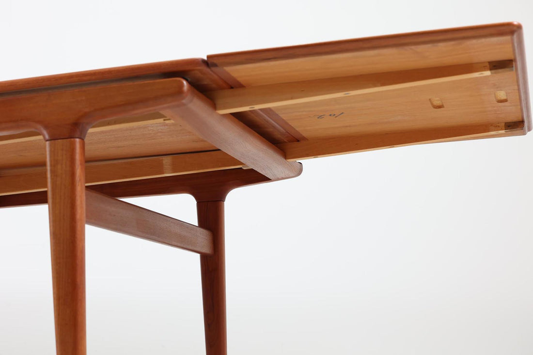「ヨハネス・アンダーセン」によってデザインされたダイニングテーブルです。良質なチーク材が使用されており、職人によって丁寧に削りだされた滑らかなデザインで非常に高級感が御座います。現地でも人気のある作品です。