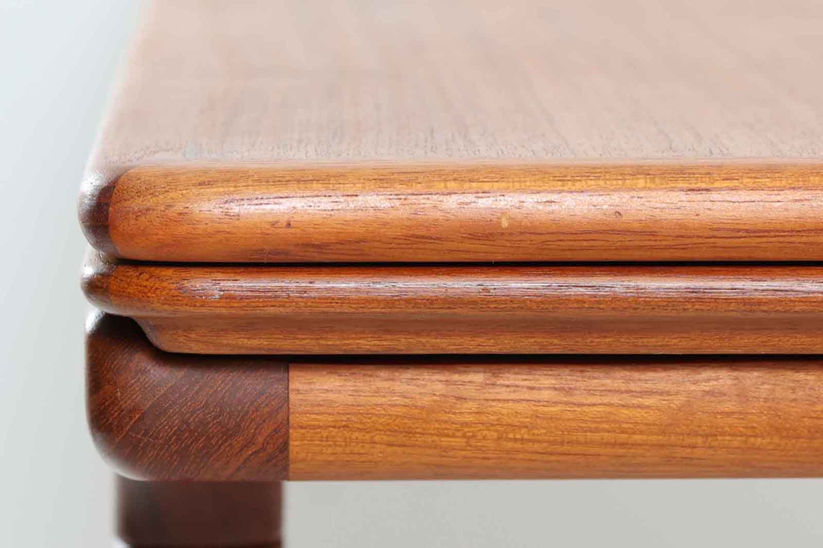 「ヨハネス・アンダーセン」によってデザインされたダイニングテーブルです。良質なチーク材が使用されており、職人によって丁寧に削りだされた滑らかなデザインで非常に高級感が御座います。現地でも人気のある作品です。